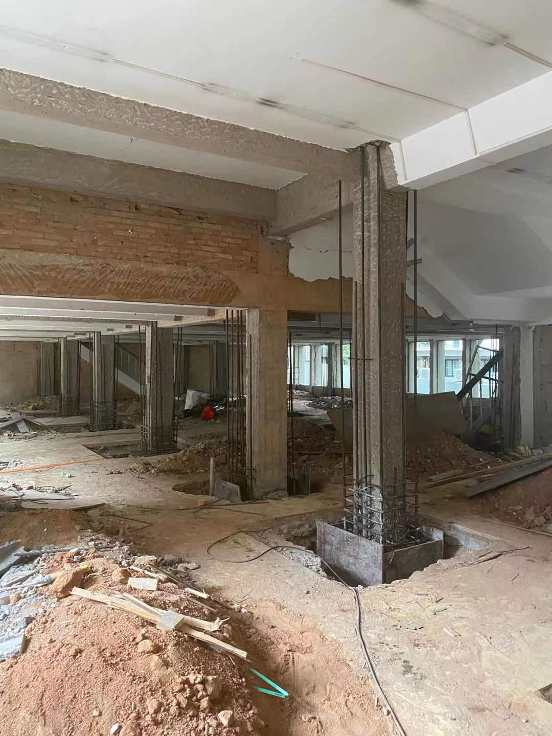 路面爆发裂痕后我们怎么来处理？？？？？？